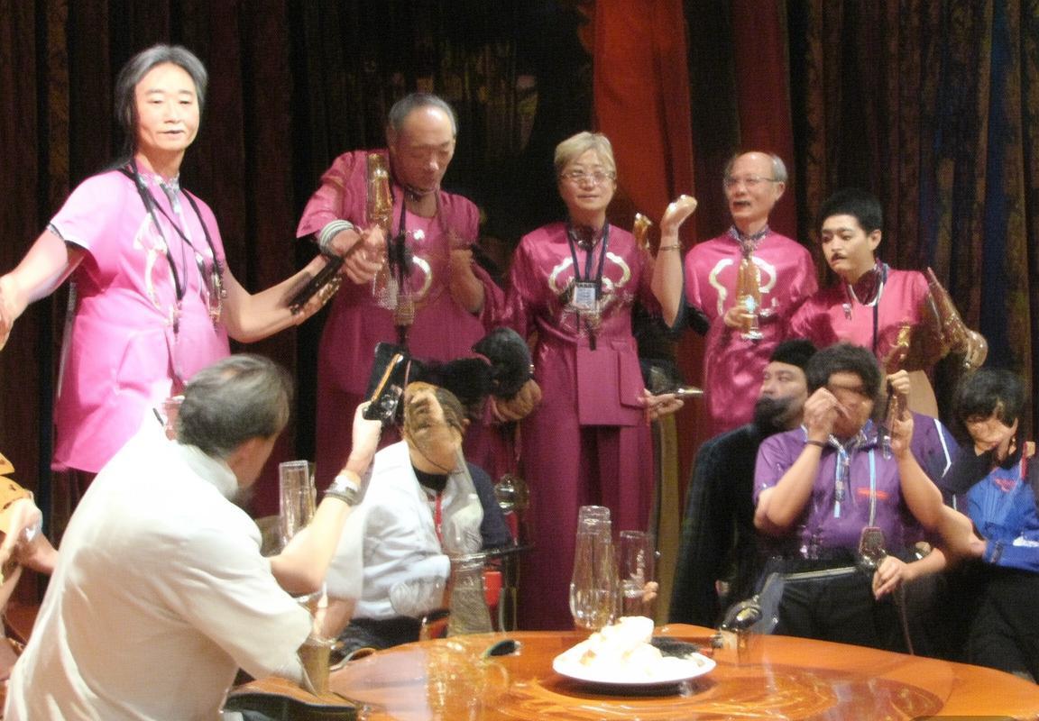 湖人队团队制胜！戴维斯35+17统治攻防，东契奇空砍三双难敌独行侠短板